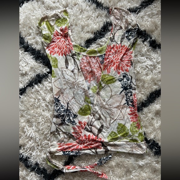 It is a Charlotte Russe floral short sleeve top in a size large - Picture 2 of 4